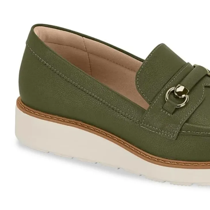 Vista lateral do mocassim feminino Modare verde com detalhe de fivela prateada e sola branca